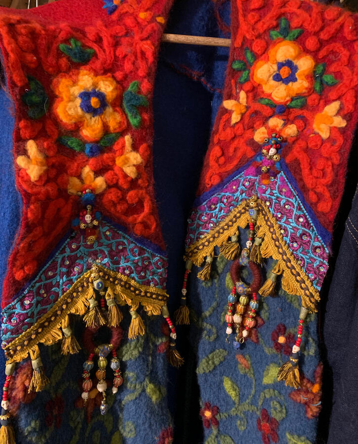 Detail Filz/Stickarbeit, Perlenstickerei